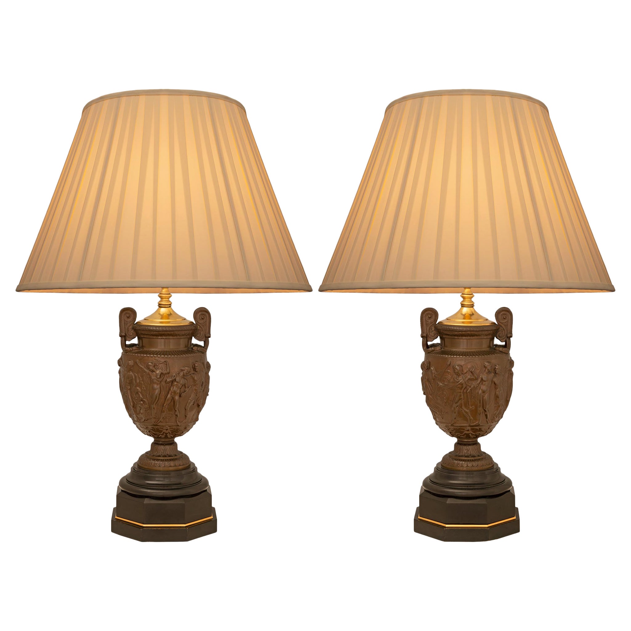 Paire de lampes de style Renaissance du 19ème siècle en bronze et marbre