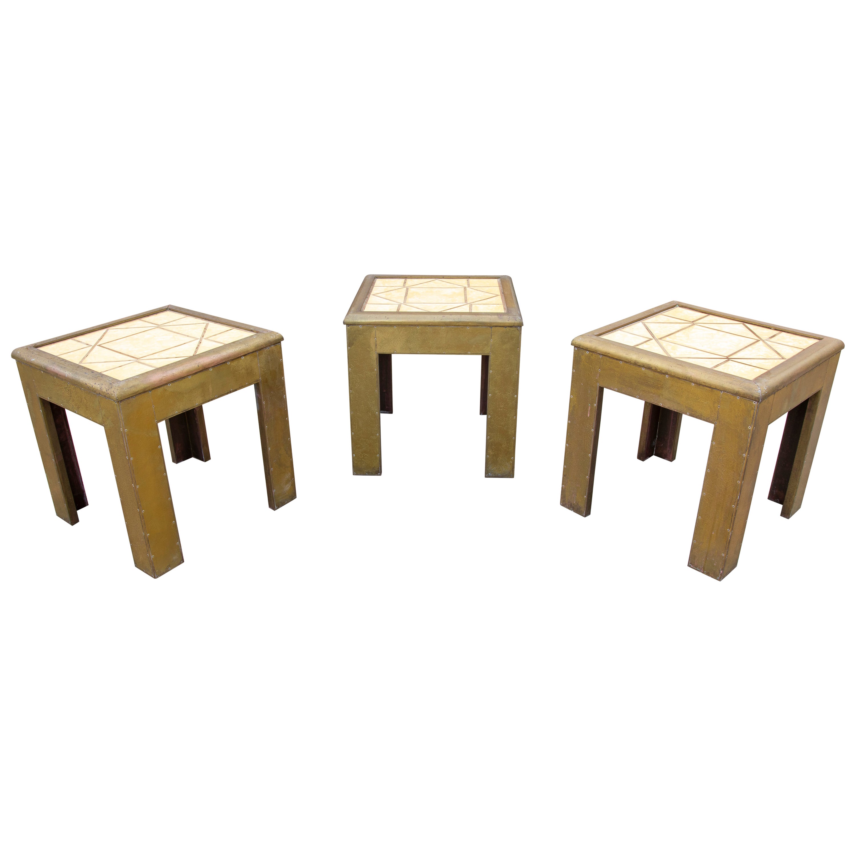 Ensemble de trois petites tables de l'artiste Dubarry des années 1970 avec plateau en résine décoré