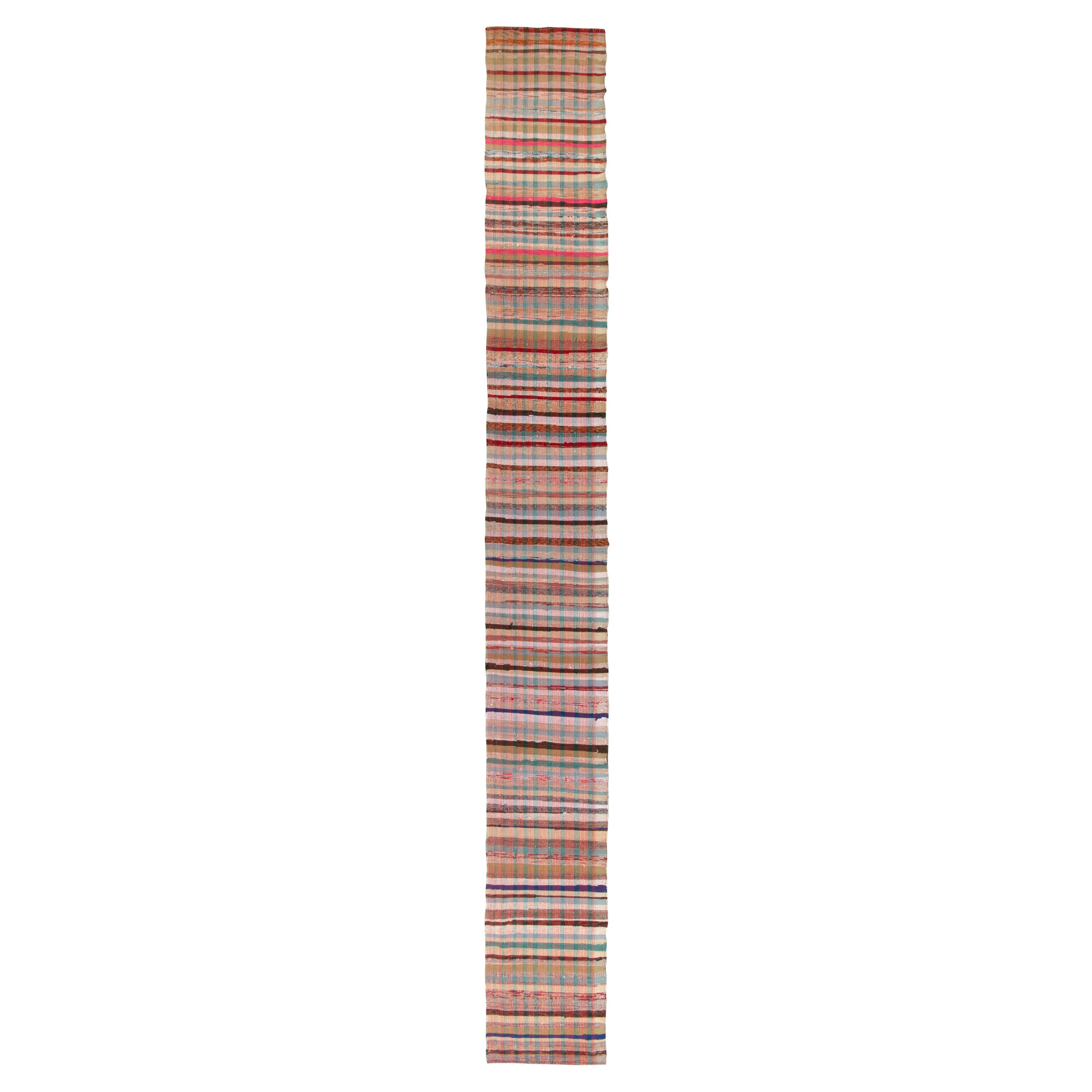 Rug & Kilim est fier de présenter ce chemin de table surdimensionné à armure plate de 2x118, le plus distingué de notre collection convoitée. 

Sur le Design/One : Le tissage texturé représente un motif écossais strié qui confère une sensation de