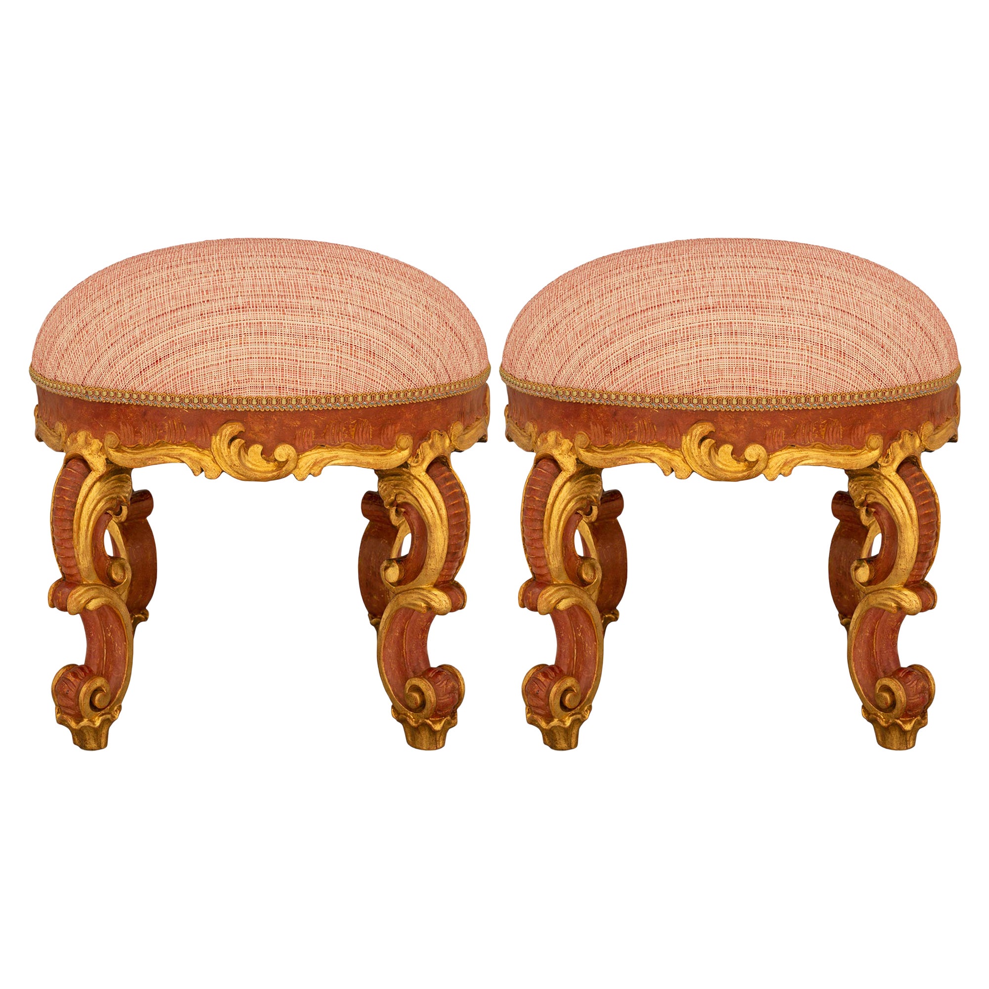 Paar italienische Hocker aus polychromem und vergoldetem venezianischem Holz aus dem 19. Jahrhundert im Angebot
