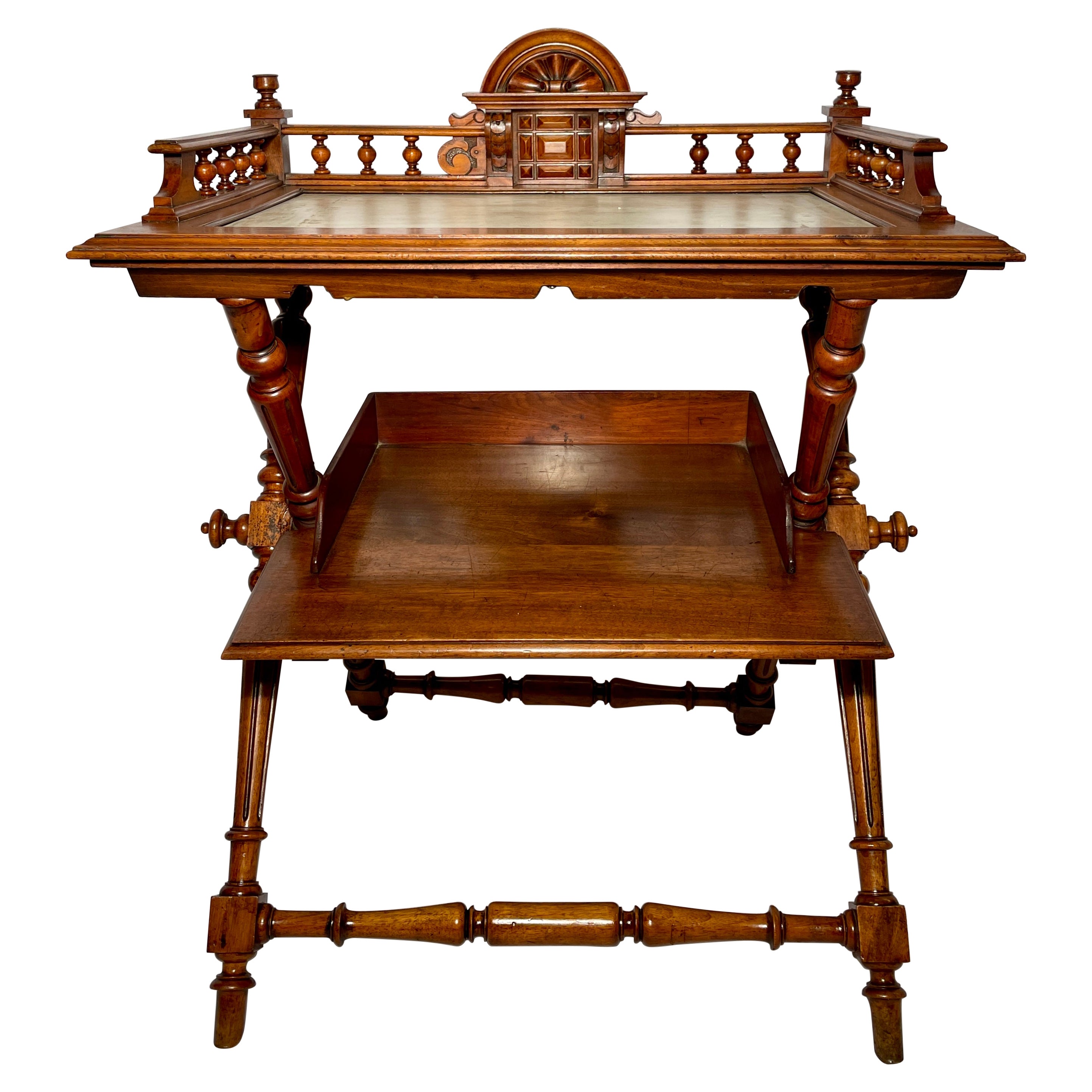 Ancienne table d'appoint à galeries en noyer français, vers 1880.