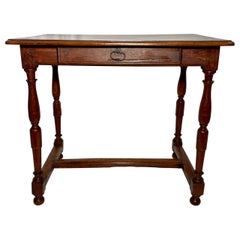 Antiker französischer Tisch aus Nussbaumholz im Landhausstil, ca. 1890er-1900