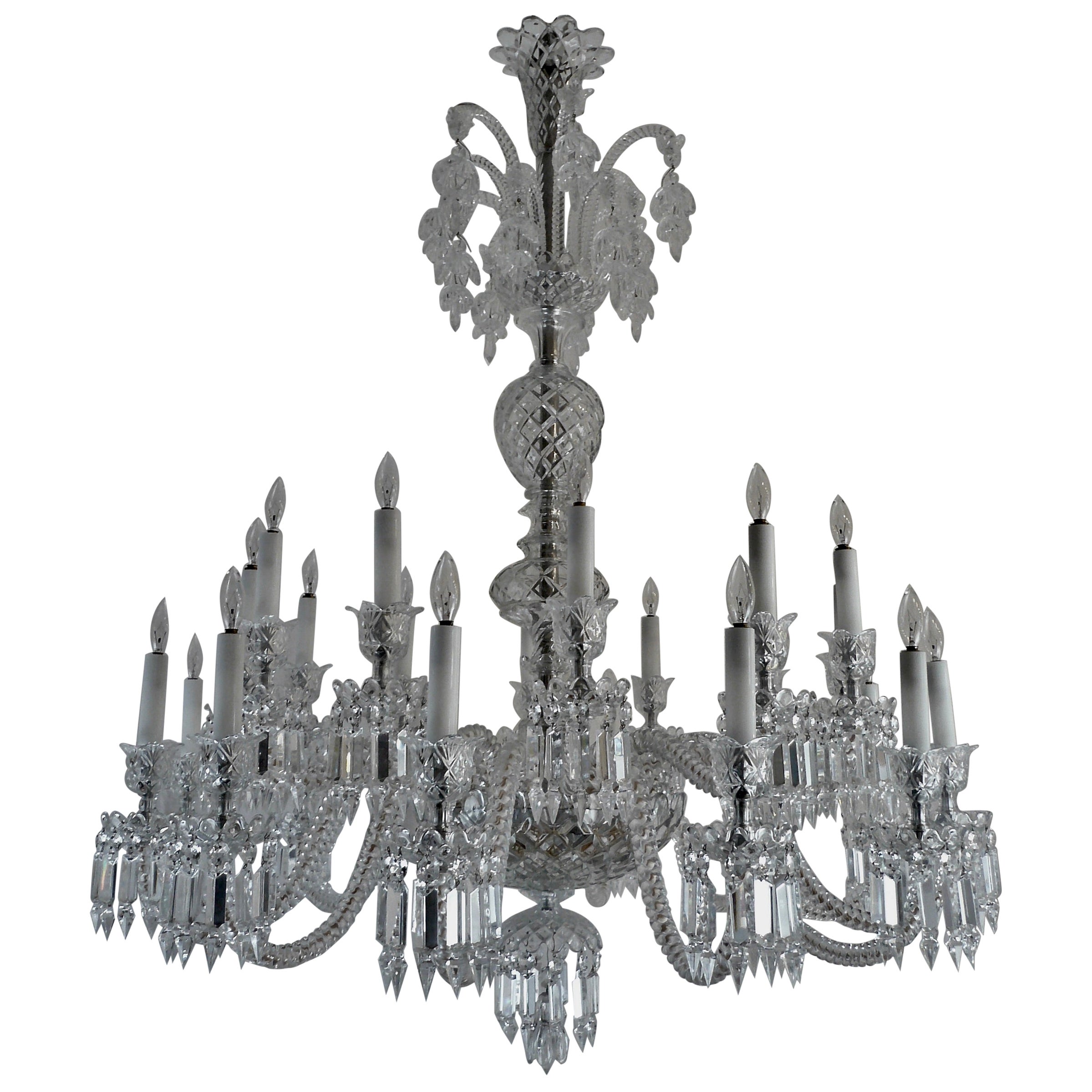 Lustre à deux étages en cristal de Baccarat, 24 lumières, signé.