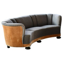 Dänisch 1940er sehr große gebogene Banane Form Sofa