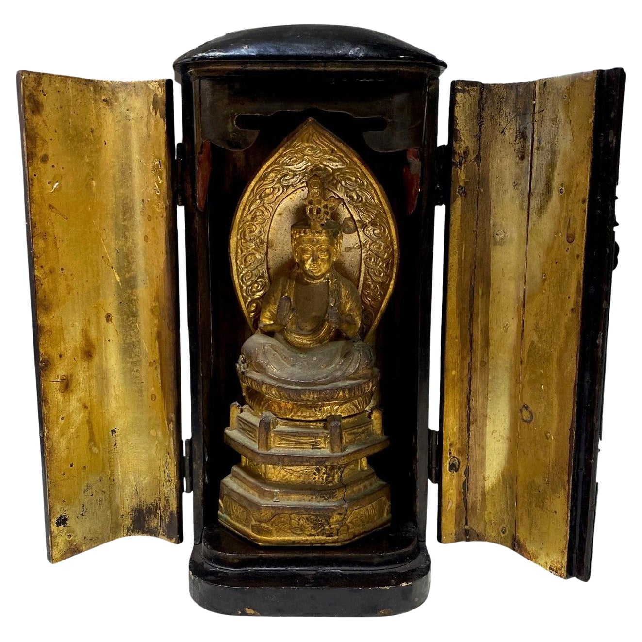 Bouddha bouddhiste en bois doré et autel du sanctuaire Zushi en voyage