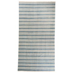 Tapis Dhurrie tissage plat vintage à rayures bleues par Kilim