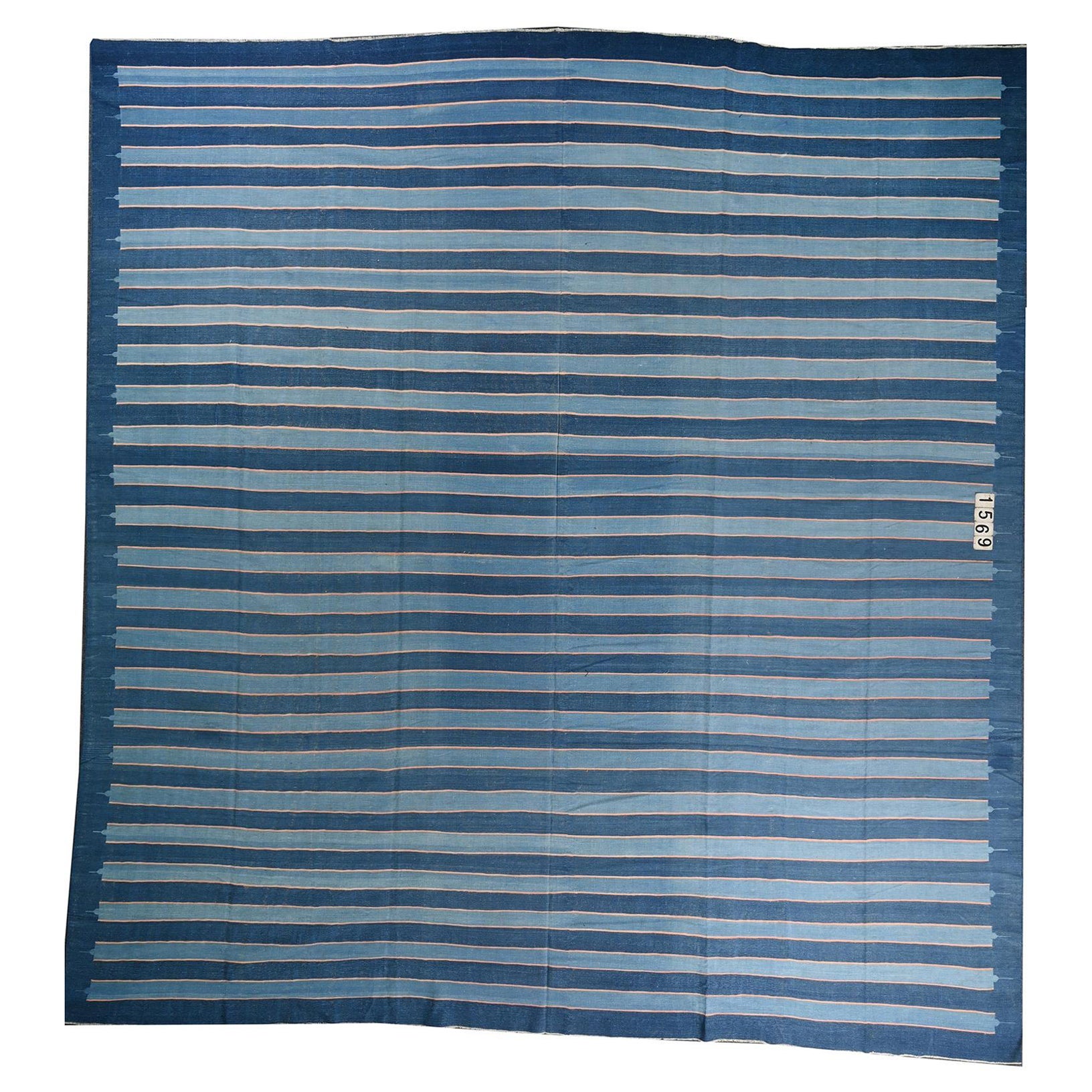 Flachgewebe Dhurrie-Teppich mit blauen und roten Streifen von Rug & Kilim im Angebot