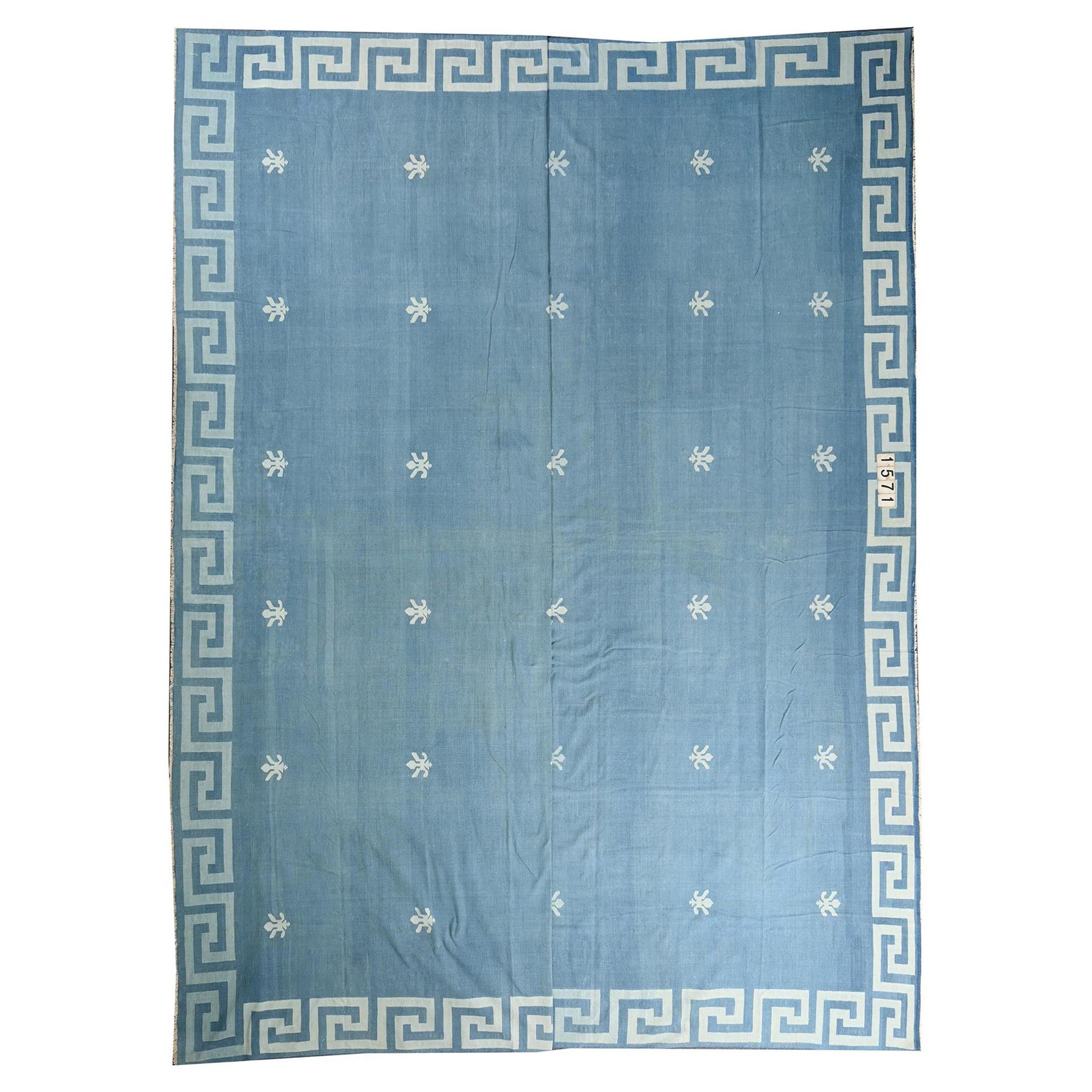Flaches Gewebe von Dhurrie in Blau mit geometrischen Mustern von Teppich & Kilim im Angebot