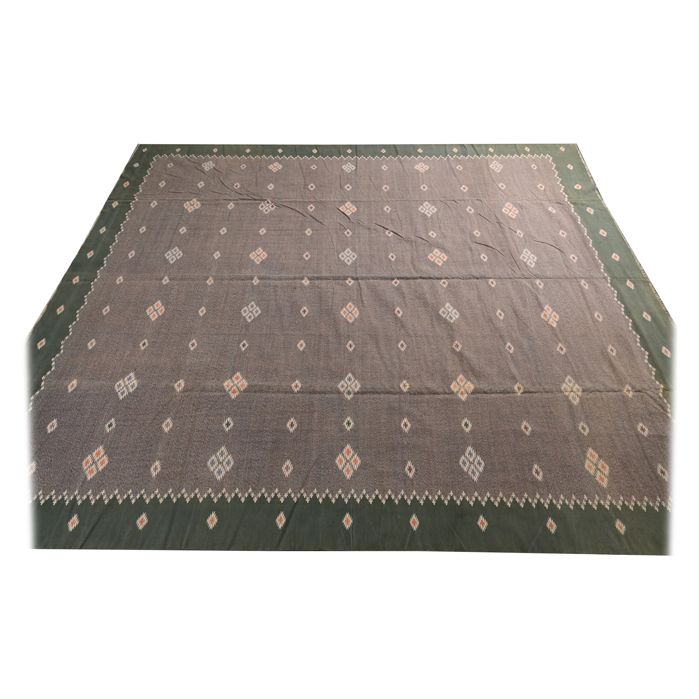 Tapis Dhurrie tissage plat vintage taupe à motifs géométriques par Rug & Kilim