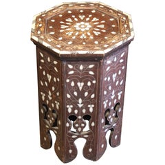 Table d'appoint marocaine ancienne en tabouret incrusté