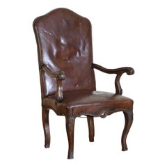 Italien, Ligurie, période rococo Fauteuil en noyer sculpté et cuir rembourré