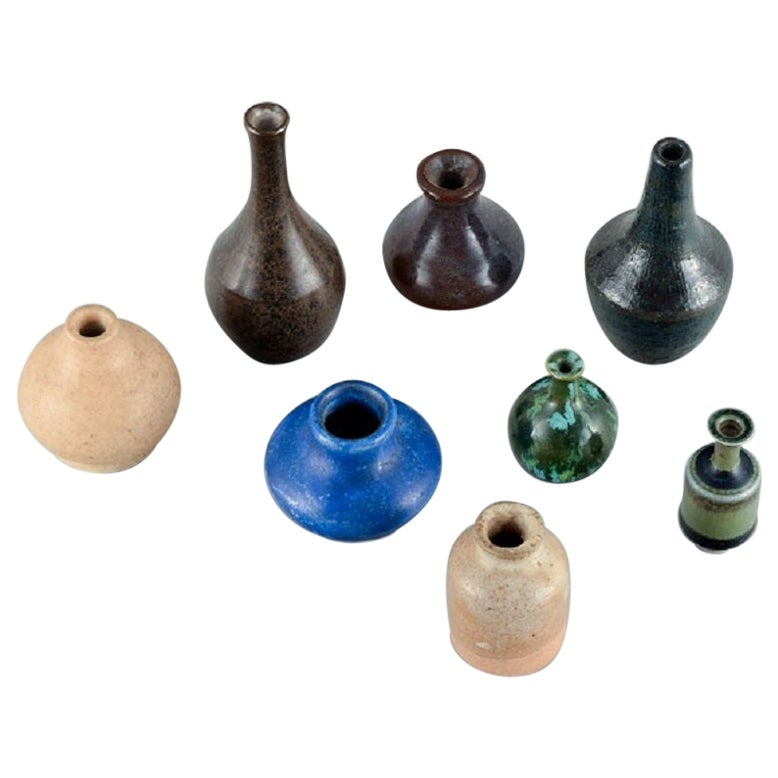Studio de potiers suédois, huit vases miniatures. Fin des années 1900. en vente