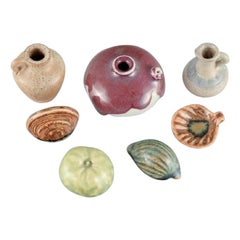 Potiers d'atelier suédois, sept vases miniatures, des cruches et des coquilles d'escargot.
