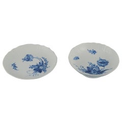 Dos curvas Flor Azul de Royal Copenhagen, un cuenco y un plato.