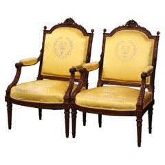 Paire de fauteuils en noyer sculpté Louis XVI du XIXe siècle