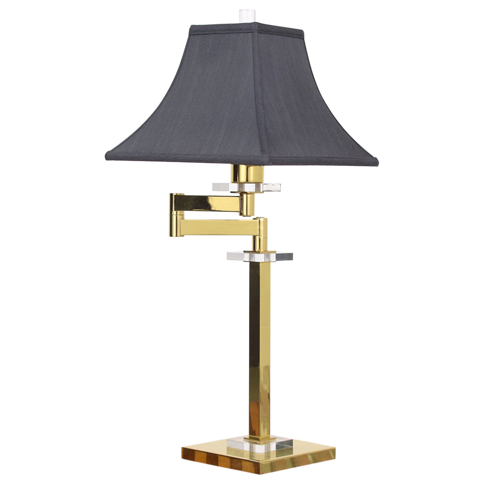 Lampe de table en laiton et lucite, fabriquée à la main et de style The Moderns