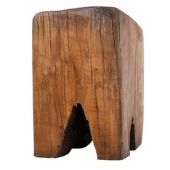 Petit tabouret primitif en bois massif