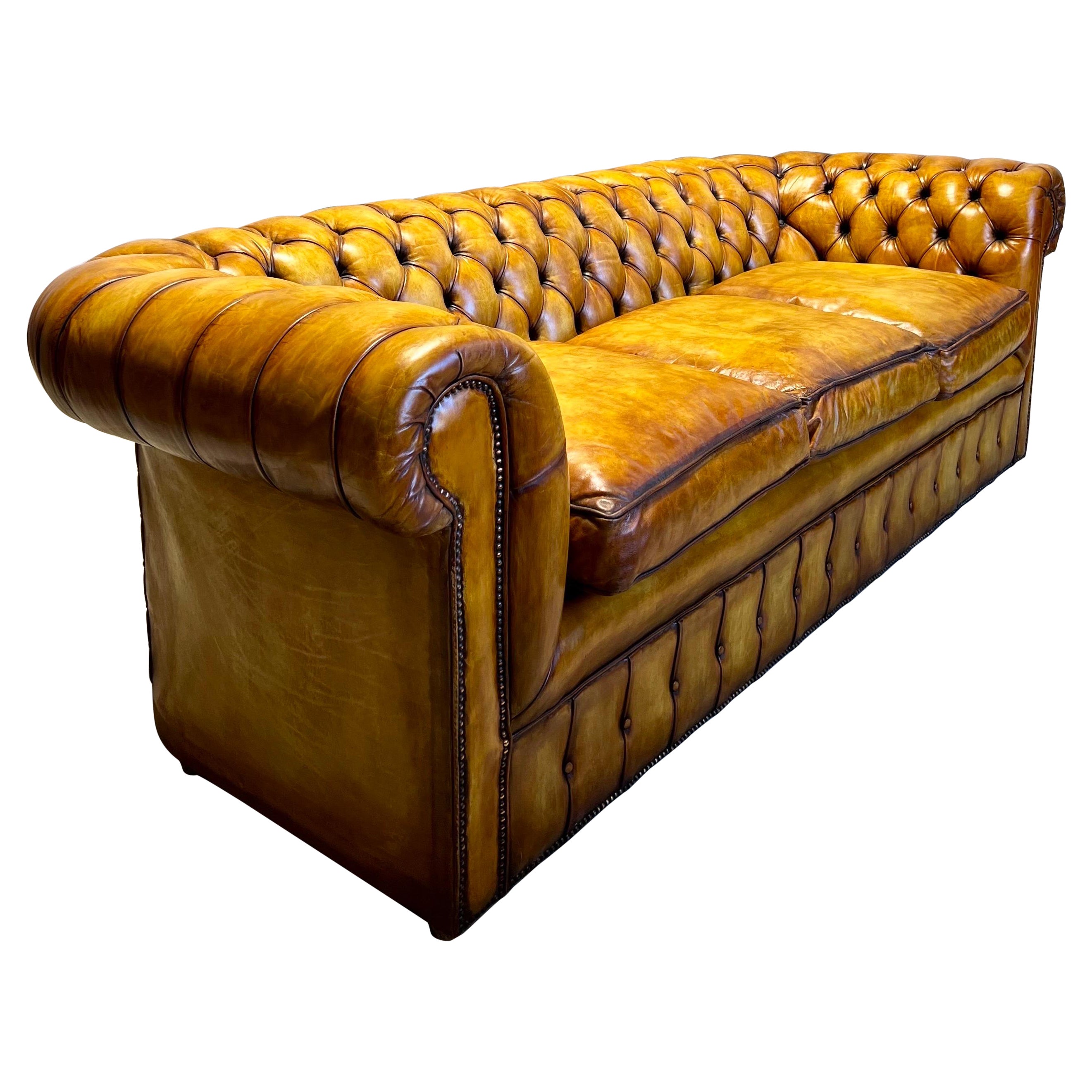 Magnifique canapé Chesterfield en cuir du milieu du siècle dernier teint à la main, brun doré