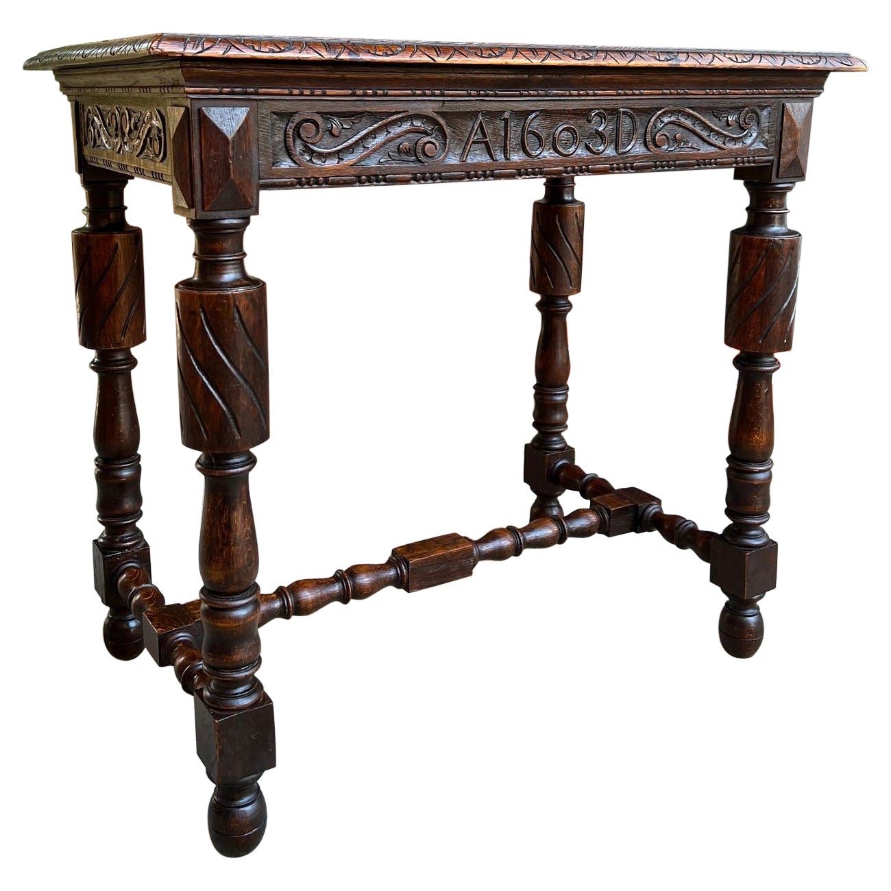 Ancienne table de salon anglaise en chêne sculpté, style Tudor britannique, vers 1900