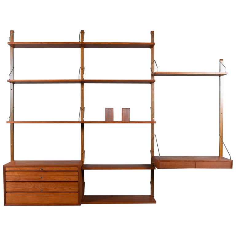 Unité murale en teck '60s Royal system par Poul Cadovius, Denmark restaurée 64.5''L x 16''P x 78'' H 2450 $ #poulcadovius Unité murale en teck '60s Royal system par Poul Cadovius, Denmark restaurée 64.5''L x 16''P x 78'' H 2450 $ #poulcadovius