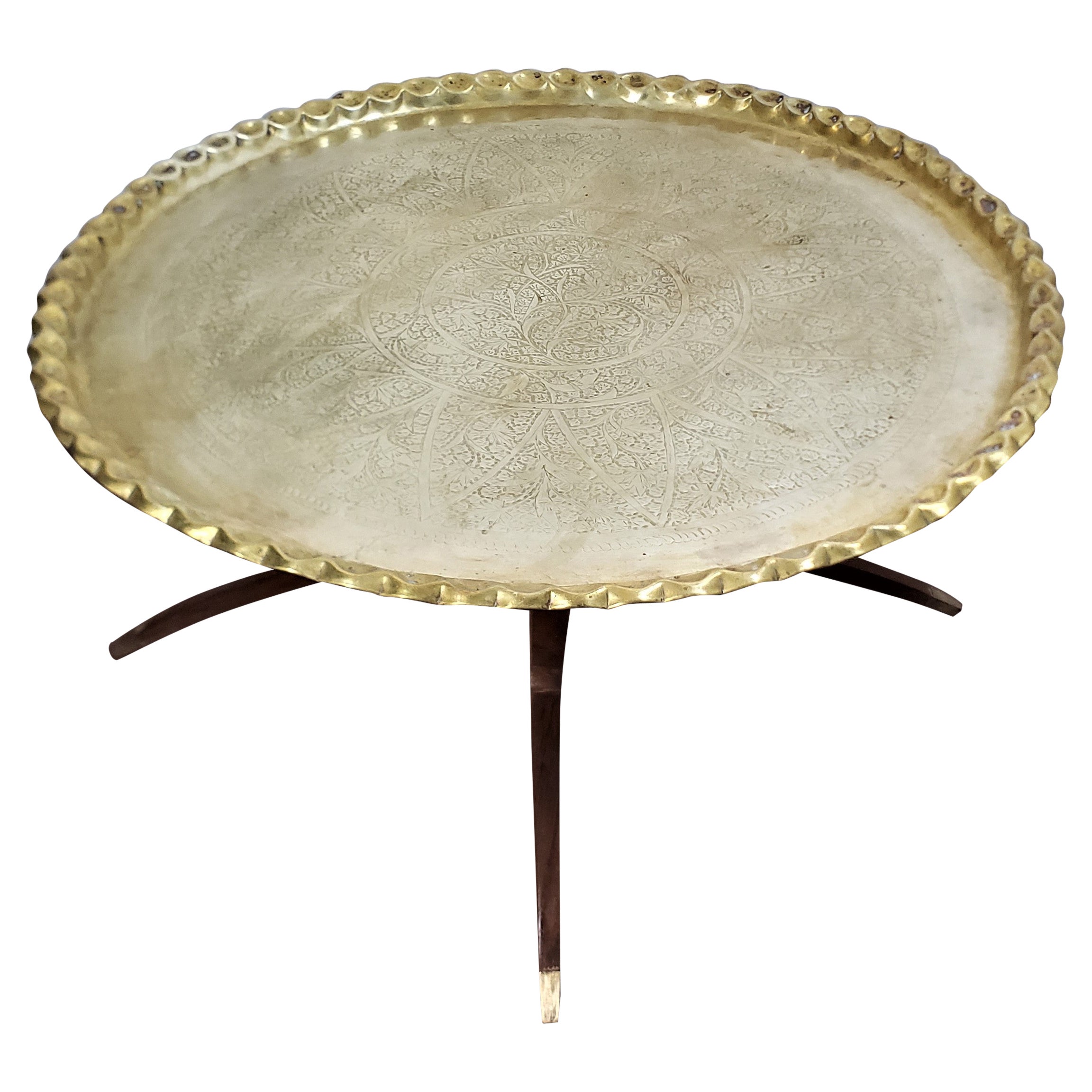 Antiker anglo-indischer Tabletttisch mit faltbaren Spinnenbeinen und gravierter Platte im Angebot