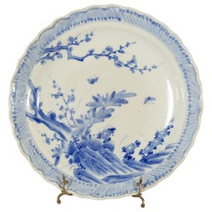 Plato Cargador de Porcelana Japonesa Azul y Blanca Pintado a Mano con Decoración de Follaje