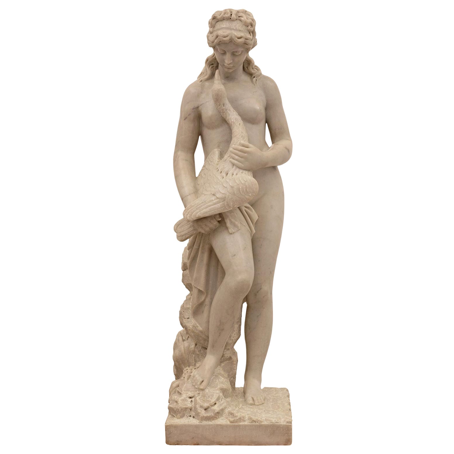 Italienische Statue der Leda und des Schwans aus weißem Carrara-Marmor des 19. im Angebot