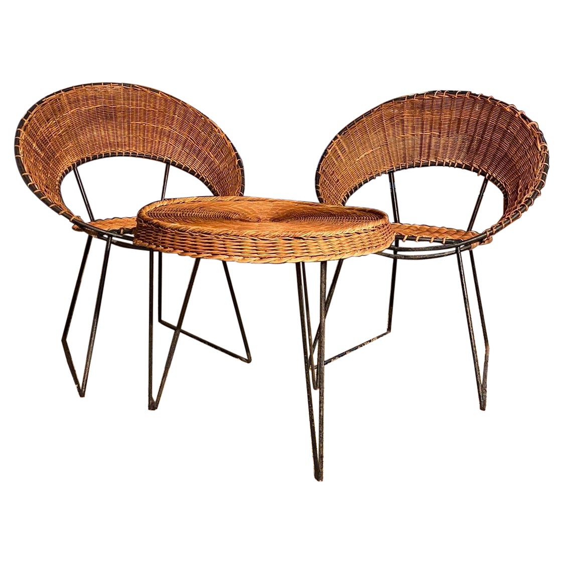 Ensemble de 2 fauteuils et une table basse en osier Raoul Guys 1950 Laqué noir en vente