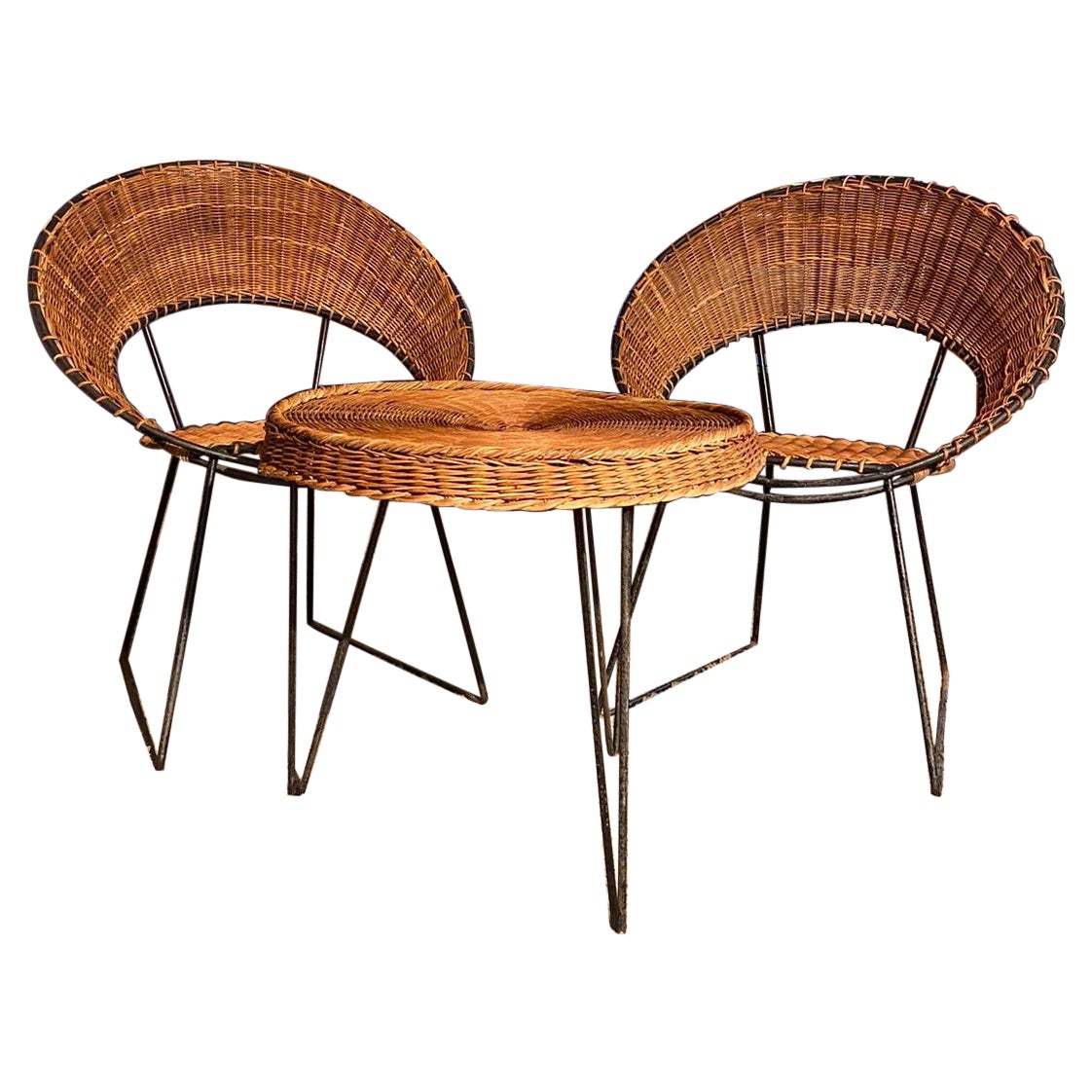 Set aus 2 Sesseln und 1 Korbweide-Couchtisch Raoul Guys, 1950, schwarz lackiert im Angebot