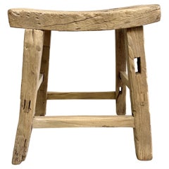 Vieux tabouret en bois d'orme