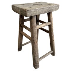 Vieux tabouret en bois d'orme