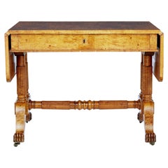 Table de canapé Biedermeier en ronce de bouleau du 19ème siècle