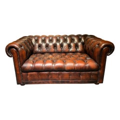 Superbe canapé Chesterfield anglais vintage en cuir marron entièrement touffeté