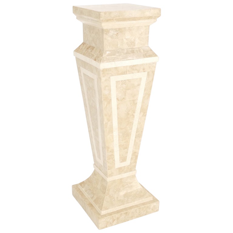 Pedestal decorativo de mediados de siglo con incrustaciones de piedra  teselada y forma cónica cuadrada