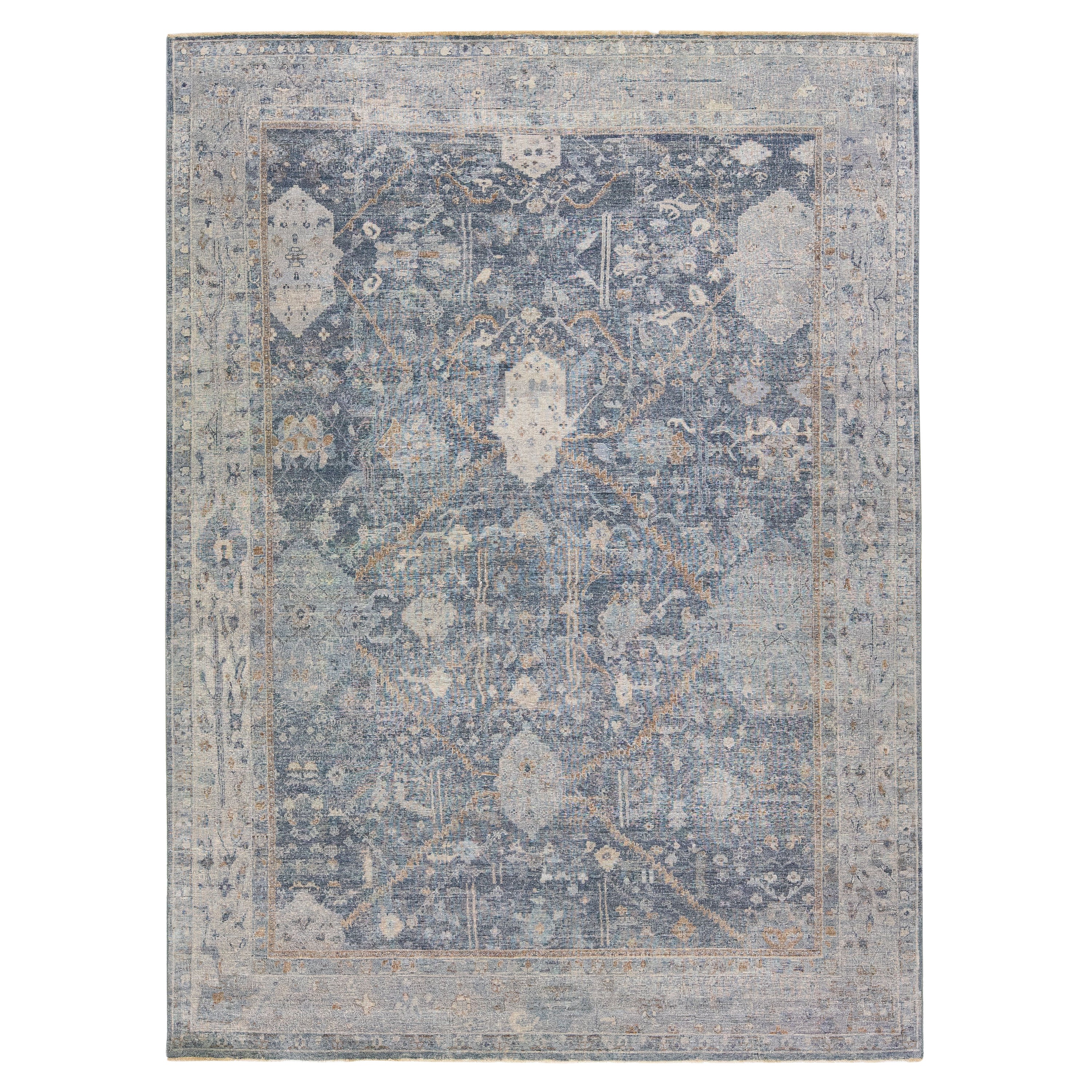 Moderner indischer Teppich aus Wolle mit Blumenmuster in Grau von Apadana  im Angebot
