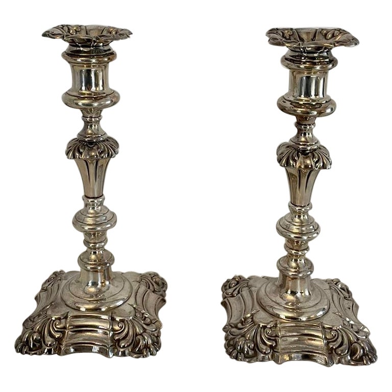 Inusual pareja de candeleros telescópicos chapados en Sheffield de calidad antigua