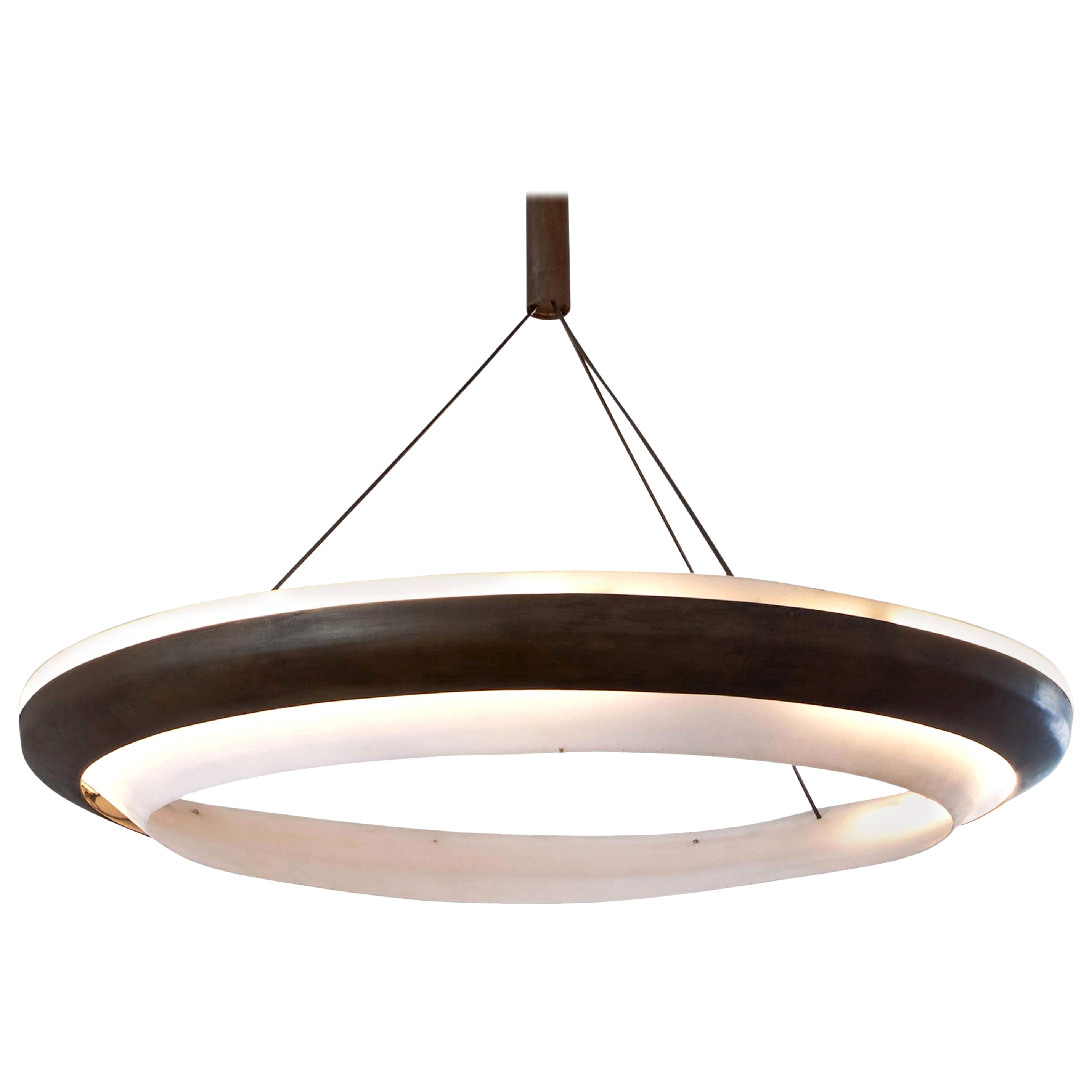  Lustre, fer noirci chimique, polycarbonate, lampe à LED, XXIe siècle en vente