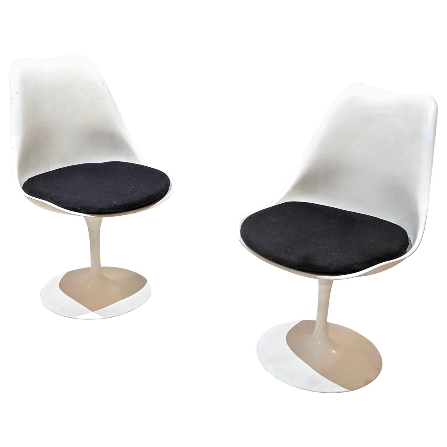 Set of Two "Tulip" Chairs by Eero Saarinen for Knoll For Sale