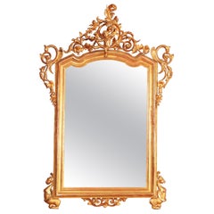 Paire de miroirs vénitiens rectangulaires en bois sculpté et doré des années 1700