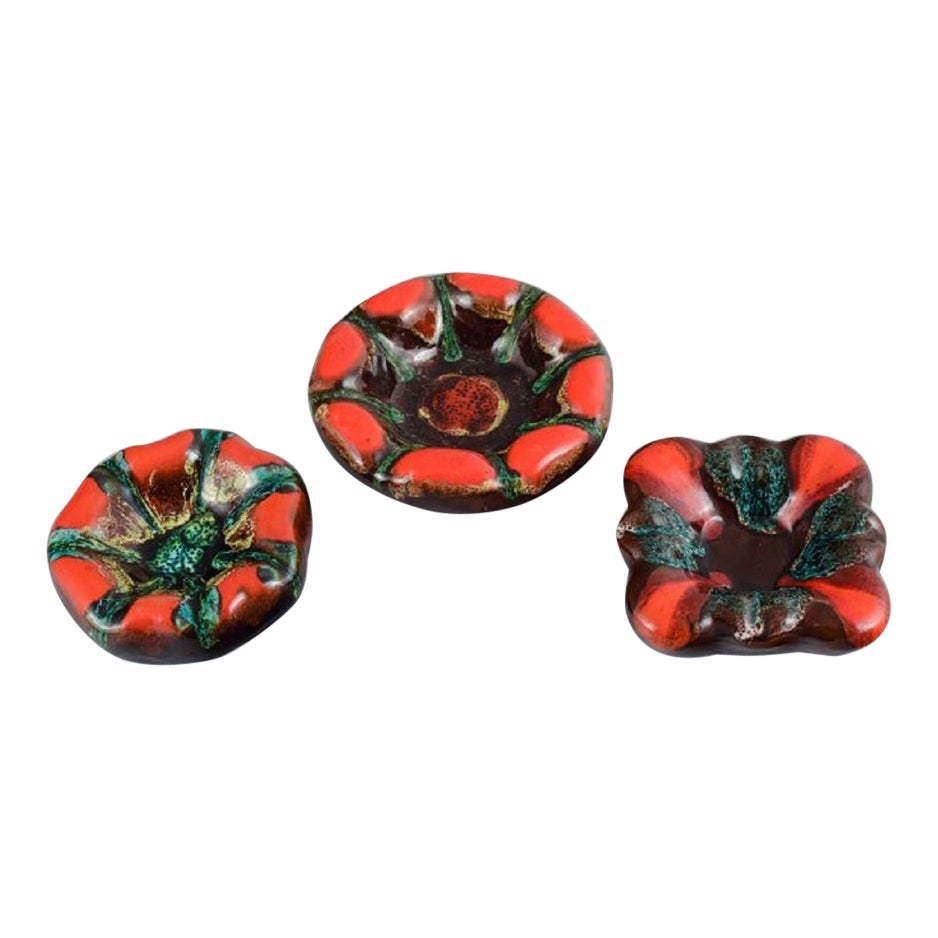 Vallauris, France, trois bols en céramique aux glaçures aux couleurs vives. en vente