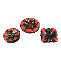 Vallauris, France, trois bols en céramique aux glaçures aux couleurs vives.