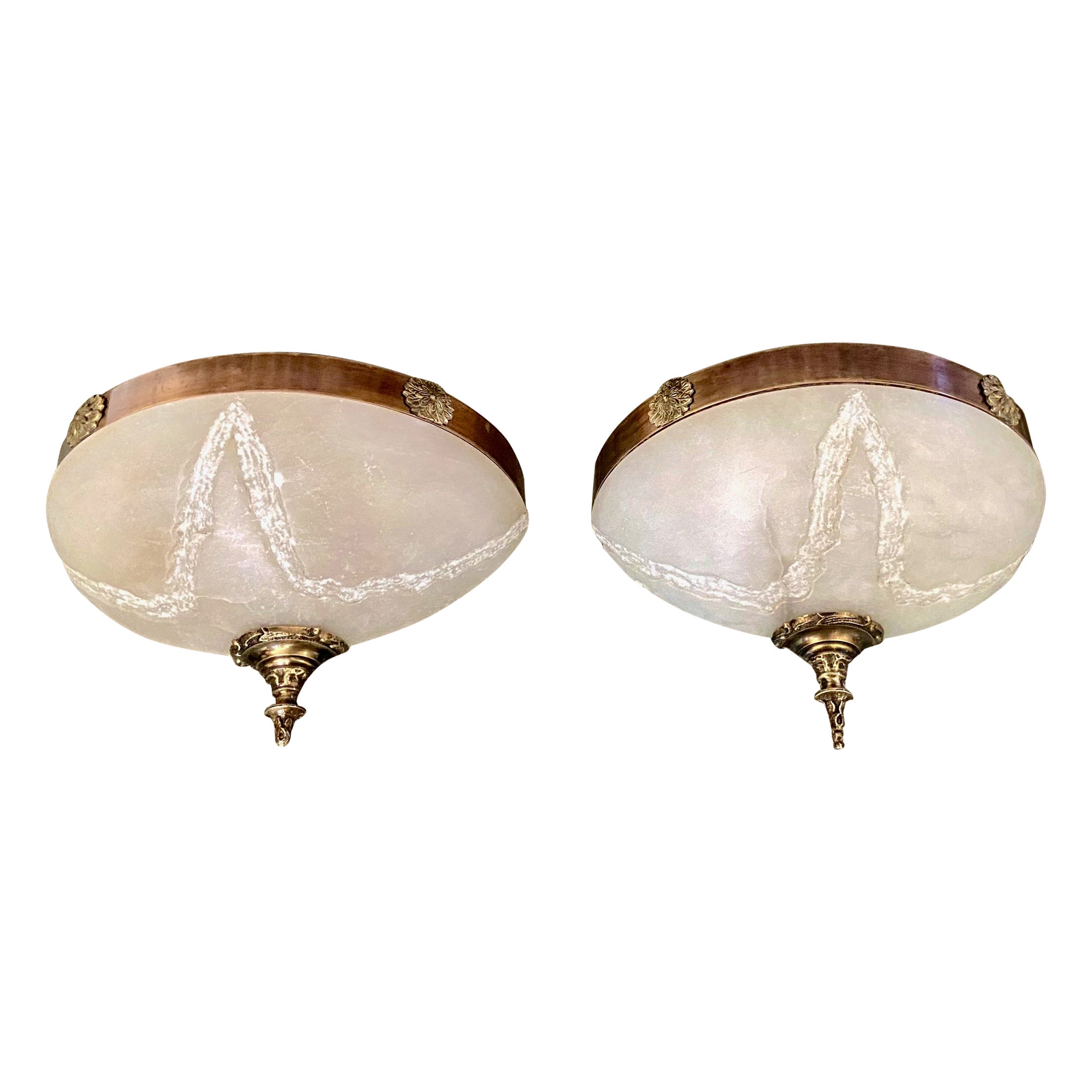 Ein Paar französische Halbmond-Wandleuchter aus Alabaster im XVI.-Stil im Angebot