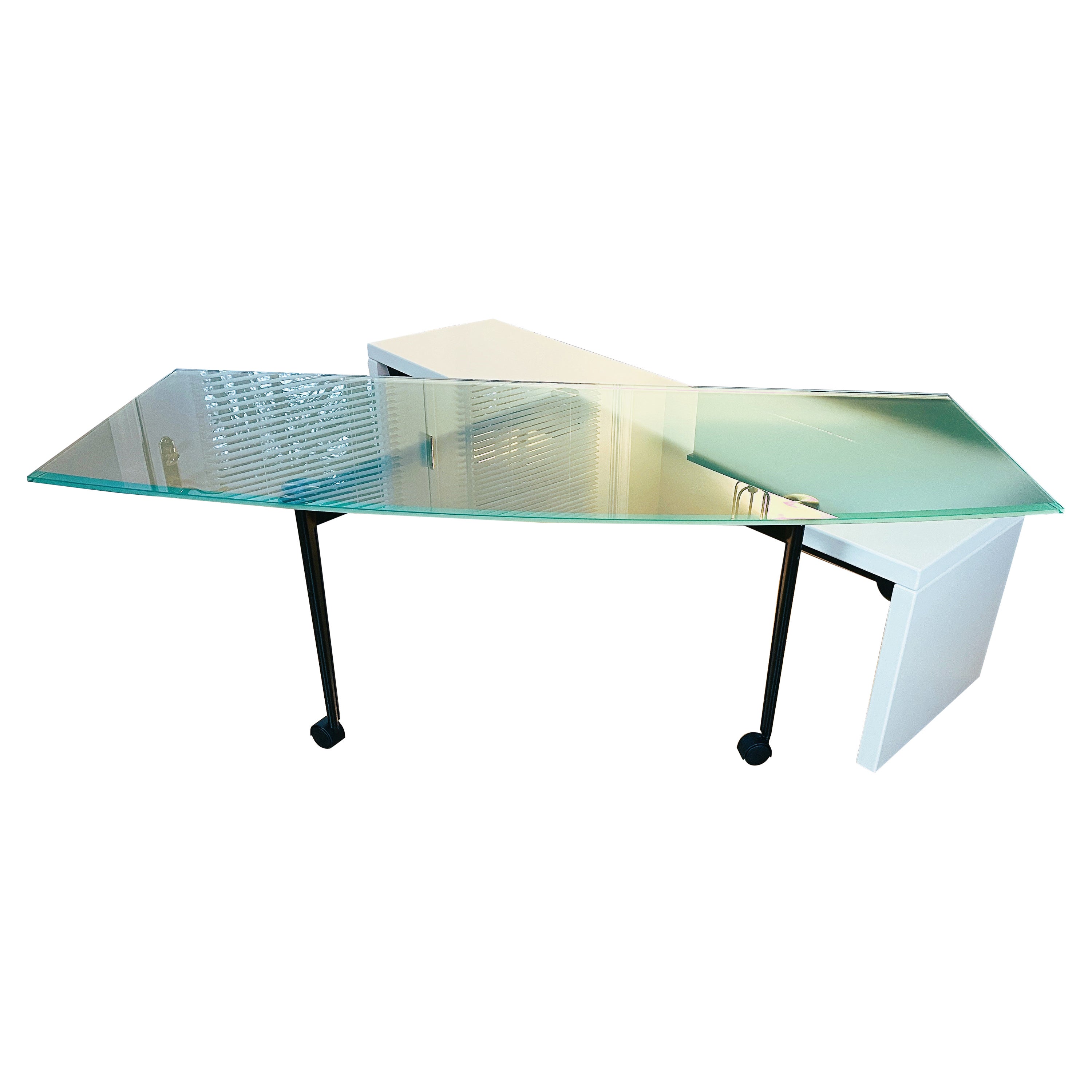 Table basse B&B Italia - Plateau rotatif en verre bleu/base en laque blanche à 360 degrés