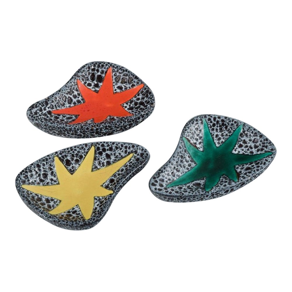 Vallauris, Francia, Tres cuencos de cerámica con esmaltes de colores brillantes