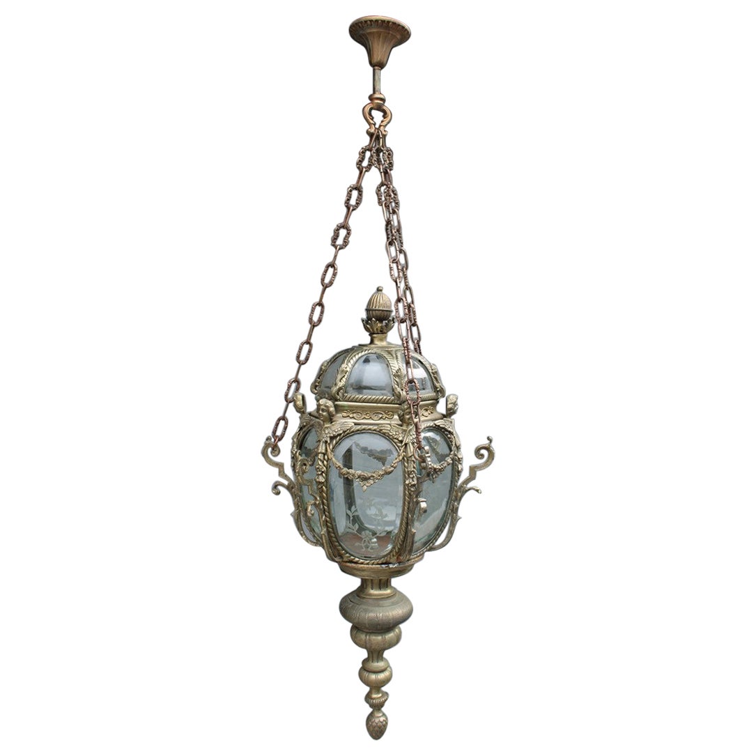 Ancienne lanterne de style baroque en fusion de bronze avec petits anges en verre incurvé  en vente