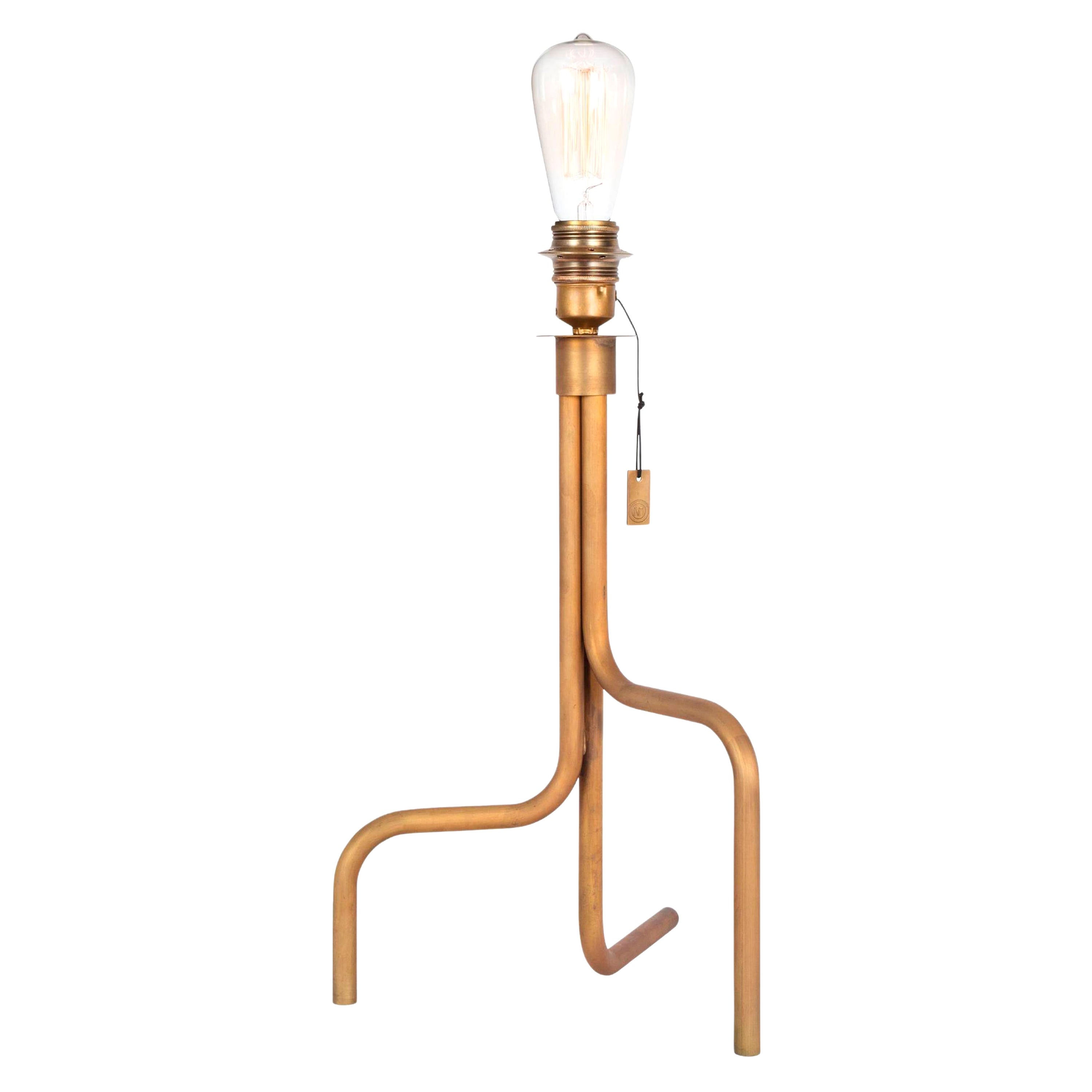 Sabina Grubbeson, Strapatz-Tischlampe aus Rohmessing, entworfen von Konsthantverk