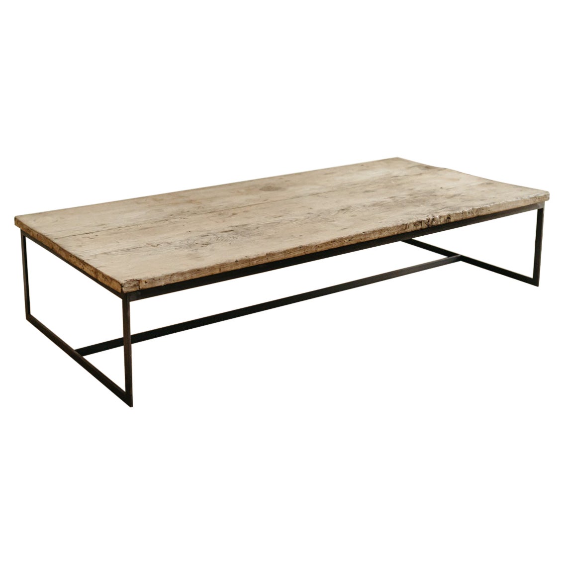 Table en châtaignier du 19ème siècle sur base de fer contemporaine en vente