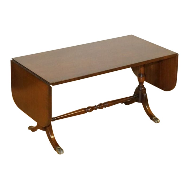 Magnifique table basse de style Regency à patte tombante pieds en laiton en vente
