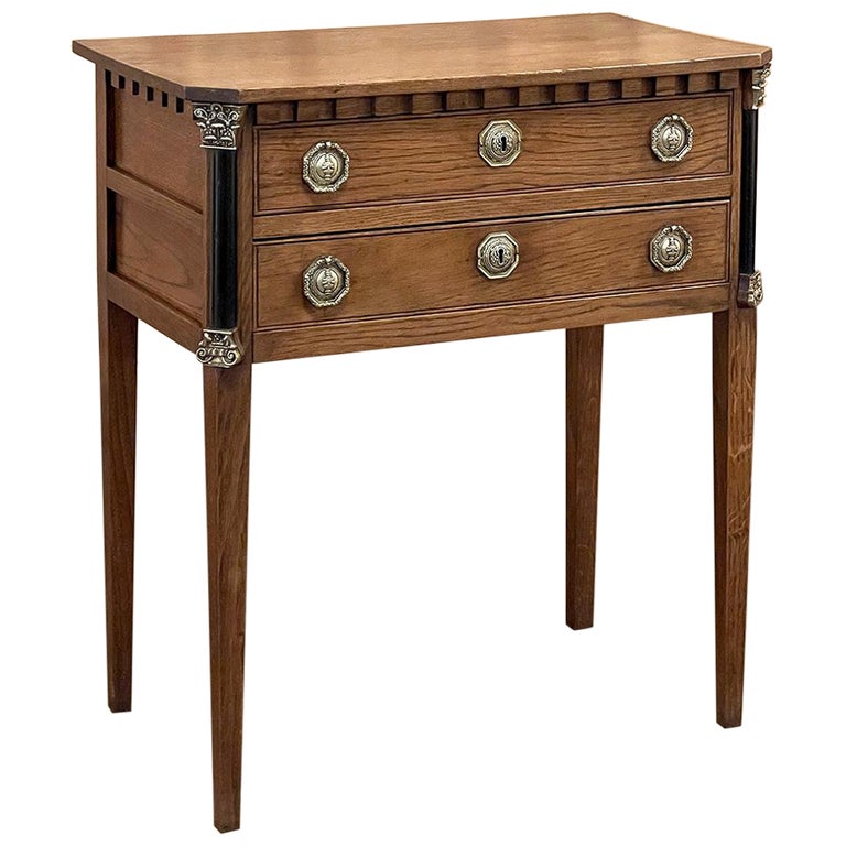 Petite Commode Louis XVI néoclassique du 19ème siècle En vente sur 1stDibs