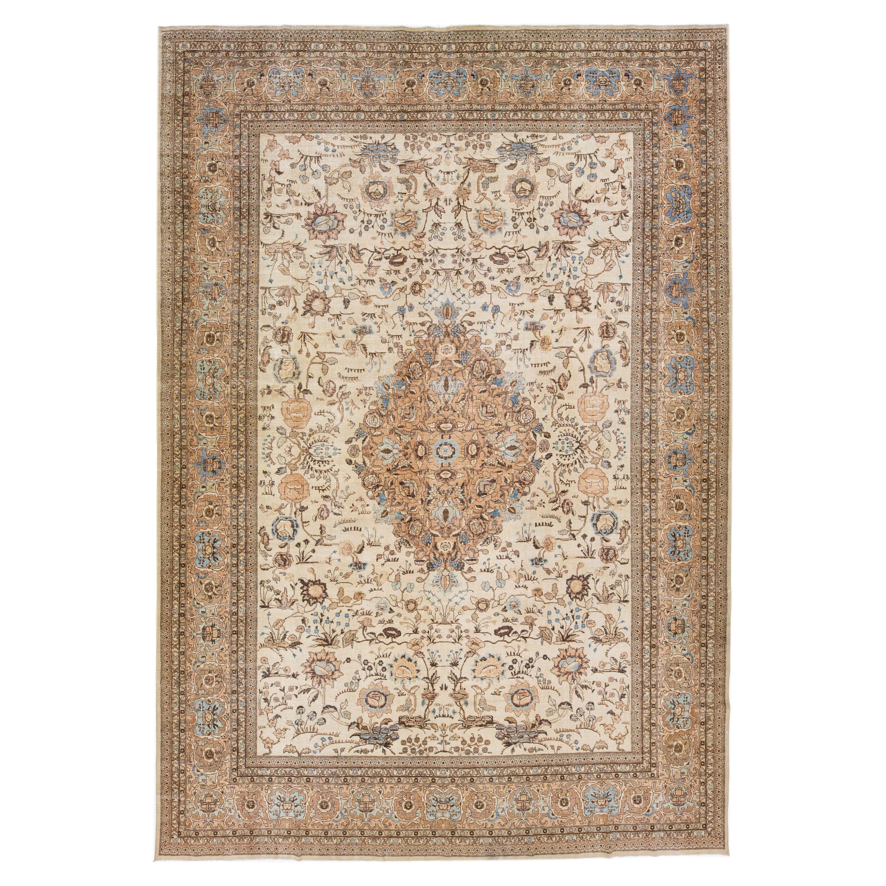 Grand tapis persan ancien Tabriz en laine à médaillons fait à la main en beige